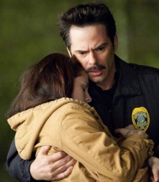 Billy Burke regresa como el papá de Bella, siempre dispuesto a ayudarla a pesar de no estar de acuerdo con ella